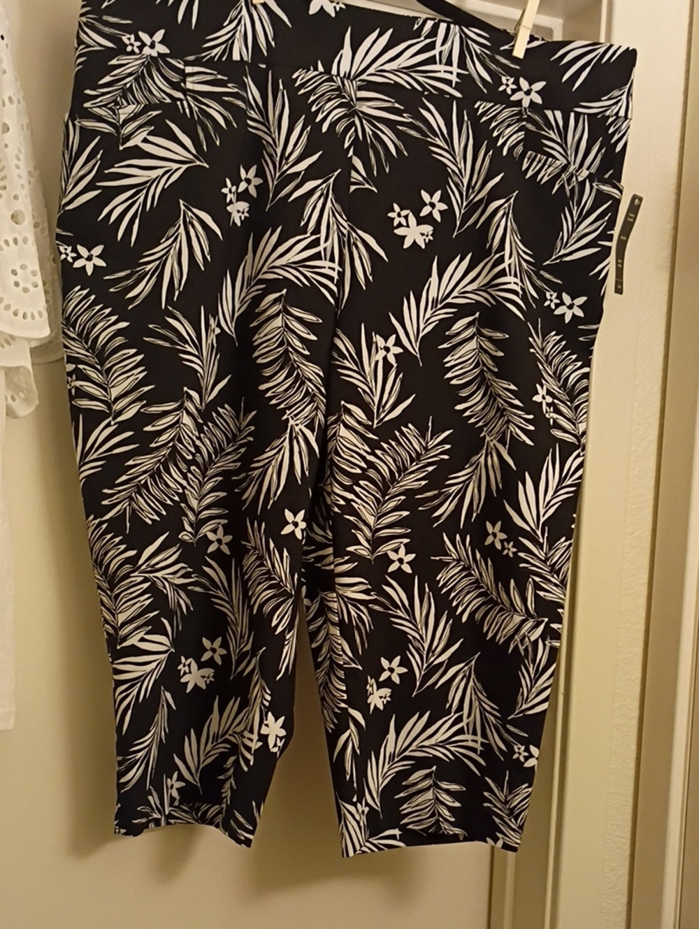 Chelsea & Theodore White Cotton & Modal Top Bundled With Black & White Capris - Picture 8 of 11